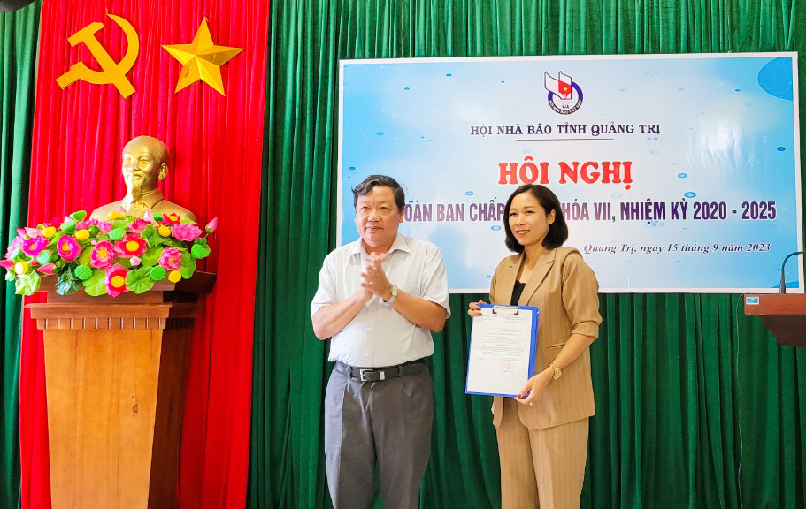 Nhà báo Nguyễn Thị Việt Thanh nhận quyết định chuẩn y bổ sung ủy viên Ban chấp hành Hội nhà báo tỉnh khóa VII